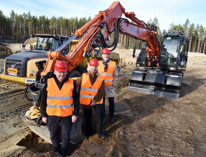 Madeleine Raukas, VD SOS Alarm, Stefan Dalin (S), kommunstyrelsens ordförande Timrå kommun och Per Silverliden, förbundschef Medelpads Räddningstjänstförbund vid första spadtaget för den nya ledningscentralen i Timrå.