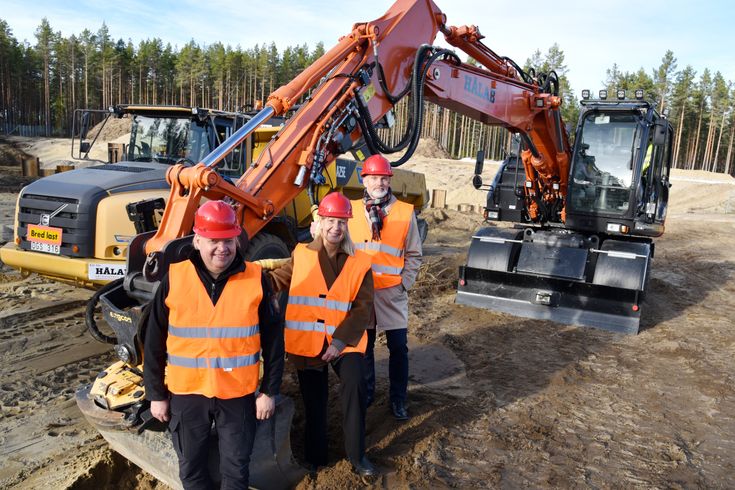 Madeleine Raukas, VD SOS Alarm, Stefan Dalin (S), kommunstyrelsens ordförande Timrå kommun och Per Silverliden, förbundschef Medelpads Räddningstjänstförbund vid första spadtaget för den nya ledningscentralen i Timrå.