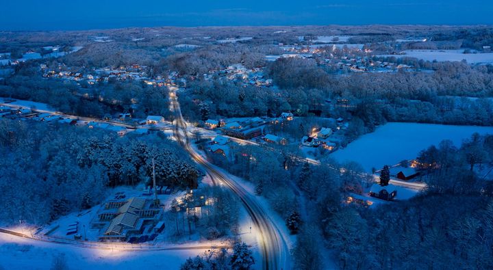 Snöigt landskap och vintervägar