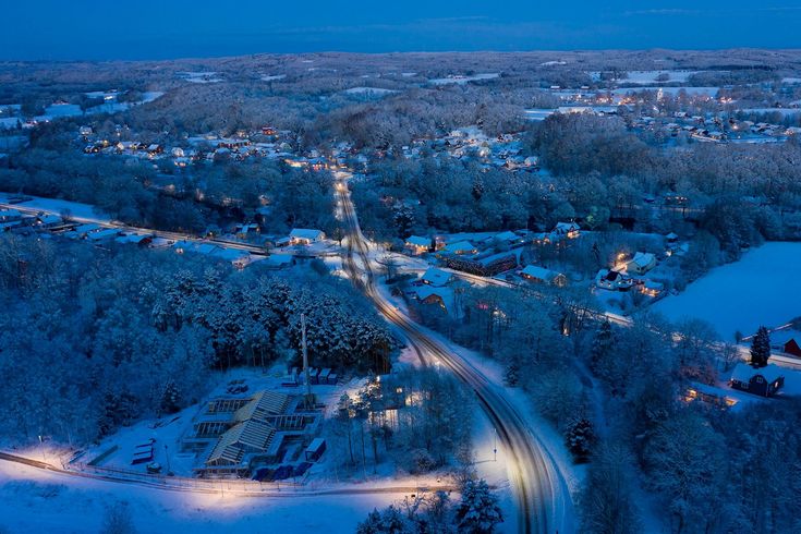 Snöigt landskap och vintervägar