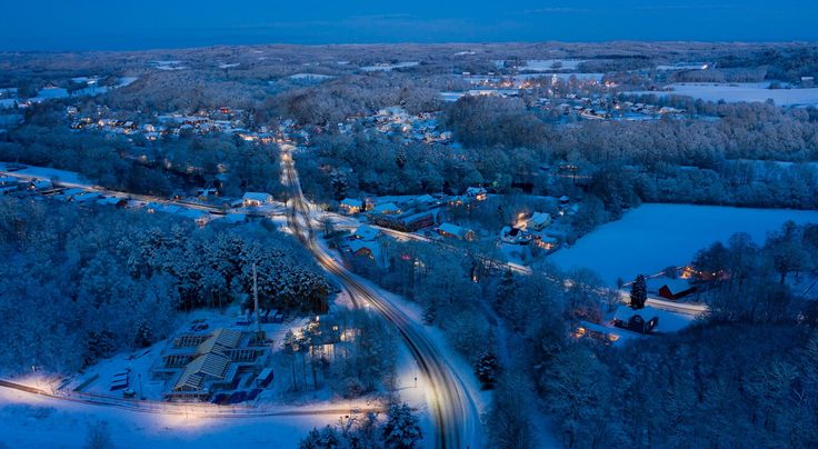 Snöigt landskap och vintervägar