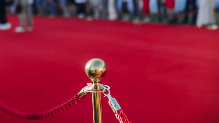 Vi rullar ut röda mattan och klipper bandet - varmt välkommen på invigningen av Hallstahammars kommuns senaste mötesplats för seniorer