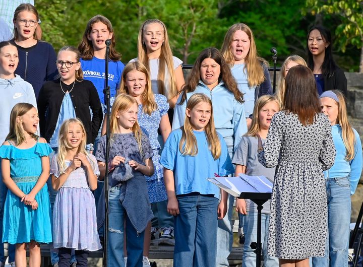 Genrebild på barn som sjunger i kör (Mostphotos)