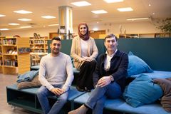 (från vänster i bild): Neeroda Sheikhi, Hasna Jabarin och Aslan Turaev