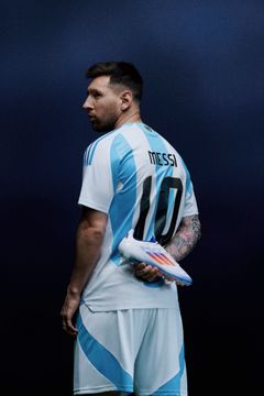 F50 - Lionel Messi with Argentina Shirt
