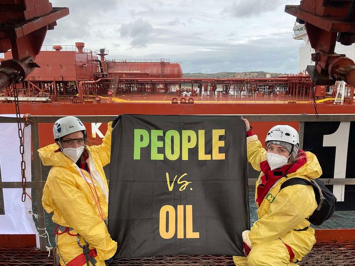 Aktivister blockerar råoljehamnen inne på Preemraff i Lysekil © (c) Greenpeace