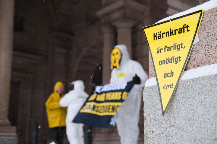 Aktivister från Greenpeace protesterar mot utanför Sveriges riksdag medan riksdagspolitikerna debatterar ett regeringsförslag om att tillåta fler kärnkraftsreaktorer att byggas på fler platser i Sverige. Greenpeace uppmanar riksdagen att rösta nej till detta förslag och istället fokusera på energieffektivisering och en utbyggnad förnybar energi som är mycket billigare, snabbare och mindre riskfylld. © George Hagstrand / Greenpeace