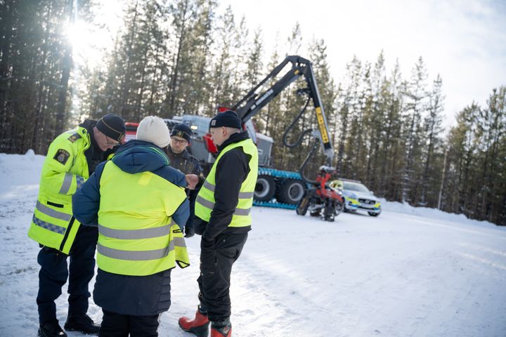 Aktivister från Greenpeace och Skogsupproret samtalar med polis vid den stoppade avverkningen