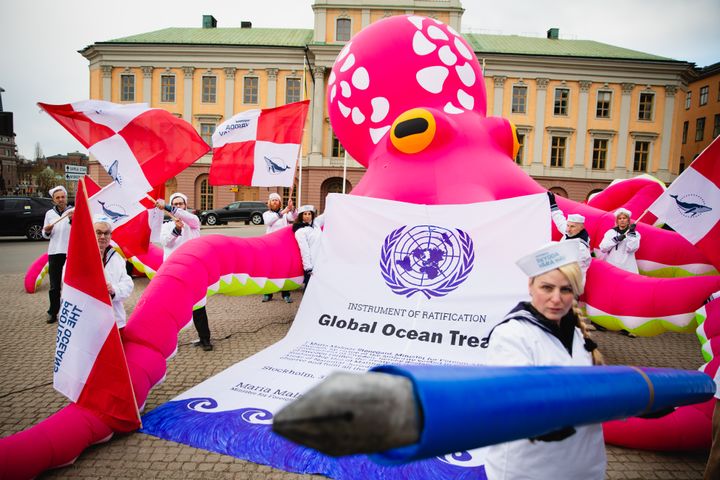 Greenpeace i manifestation med jättebläckfisk utanför utrikesdepartementet för att uppmana utrikesministerna att ratificera det globala havsavtalet.