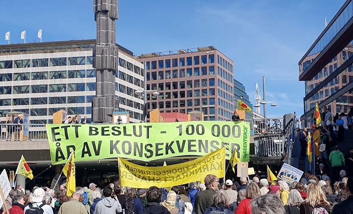 Människor samlaade på Sergels Torg våren 2025 för att protestera mot miljardsubventionerna till ny kärnkraft i Sverige