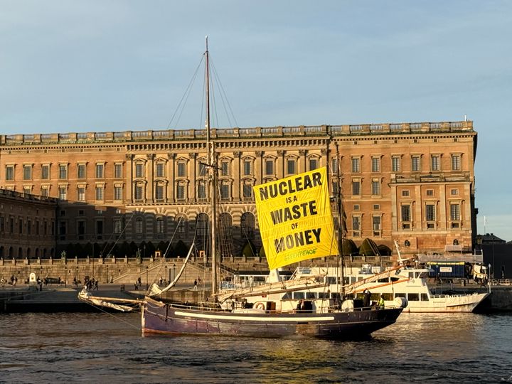 Fartyget Ariel i Stockholms ström med banderoll "Nuclear is a waste of money"