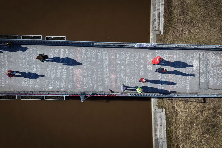 Avverkningsnummer på gångbron mot SCA:s årsstämma – hämtade från några av de tiotusentals kontinuitetsskogar som bolaget avverkat.