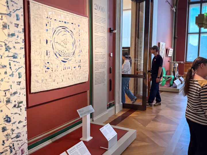 Miljödepartementskylten som med hjälp av Greenpeace har ställts ut på Nationalmuseum i en omvänd konstkupp 3 juni 2026