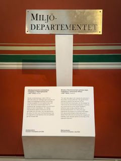 Miljödepartementskylten plus beskrivande plakett  på Nationalmuseum 3 juni 2026