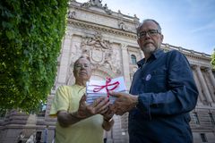 Karl Lindeborg och Rolf Lindahl från Greenpeace överlämnar Greenpeace brev till riksdagsledarmöterna 3 juni 2026