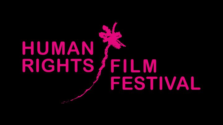 Text: "Human Rights Film Festival" i rosa mot svart bakgrund.