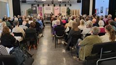 Bild på en publik vid ett panelsamtal på en filmfestival.