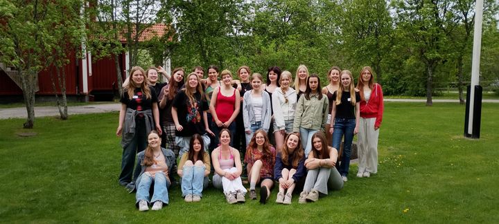 Hälsinge Låtverkstads 24 ungdomar som spelar, dansar, sjunger och skådespelar tillsammans i en specialskriven berättelse.