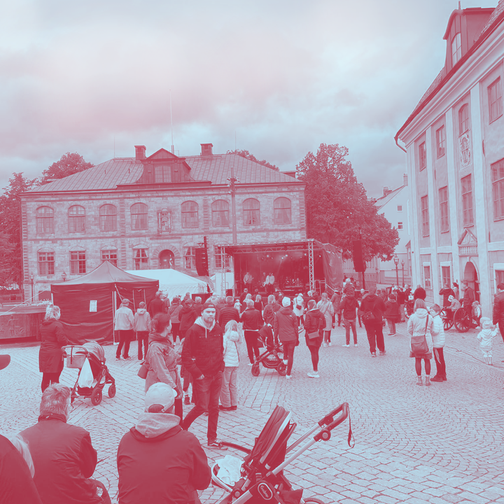 Ett torg infärgat i rött