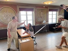Under inspelningen av demokratilåten Alla får rösta fick de deltagare som ville provrösta med hjälp av valmaterial som Örebro läns bildningsförbund fått låna av Valmyndigheten. På bilden gör Tommy Svensson high five med Ceclia Lönn Elgstrand från Örebro läns bildningsförbund.