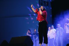 Frida Sandvall som konferencier under julkonserten 11 december