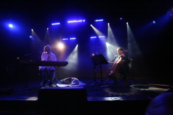 Florence Alm med sin tjänstehund på Musikschlagets riksfinal 2025. Foto Ulrika Vedholm