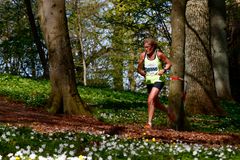 Kvinna som springer vårmilen