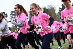 Rosa Bandet löper med Lidingöloppet.