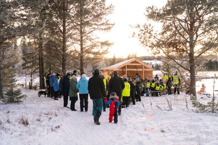 Många hade kommit för att vara med om invigningen av strandpromenaden.