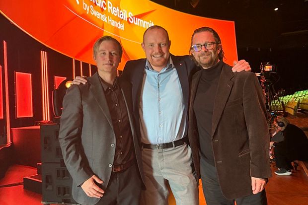 Calle Hedman och Micke Jonsson från Destination Östersund flankerar Niklas Daoson (S), kommunstyrelsens ordförande, i samband med prisutdelningen. Ganska nöjda miner trots att Östersund fick se sig besegrad av Falkenberg på upploppet.