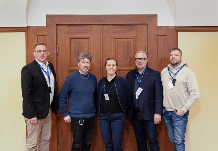 Närvarande när det nya avtalet signerades: Från vänster Mattias Svelander, projektchef NCC, Ulf Norlén, ombud, projektägare samt förvaltningschef Teknisk förvaltning Östersunds kommun, Sofia Grelsson, projektledare Östersunds kommun, Richard Mattsson, ombud och affärschef NCC Construction Sverige AB, Tore Åberg, projektsamordnare och konsult Östersunds kommun.