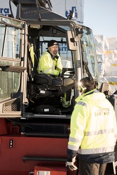 Lars Appelblad, en av de truckförare som använder de nya eltruckarna, noterar att eltruckarna är tystare och mjukare att köra jämfört med traditionella truckar.