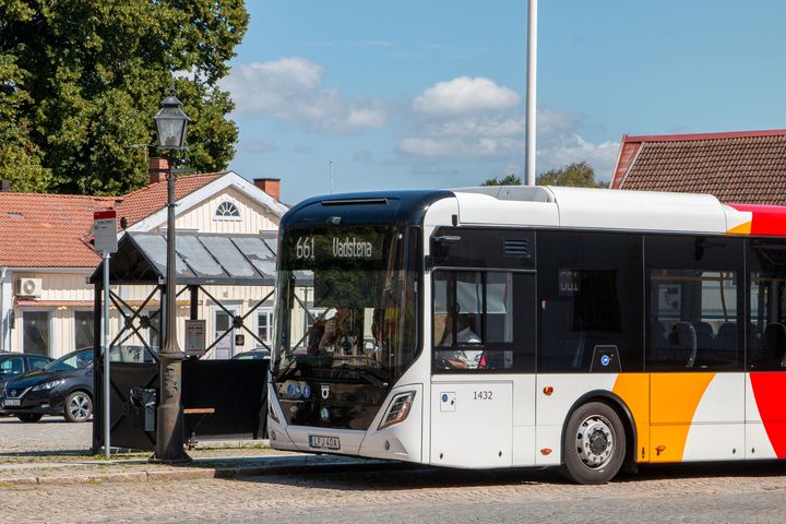 En ny elbuss vid Stora Torget i Skänninge.