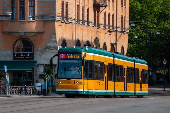 En spårvagn i stadsmiljö.