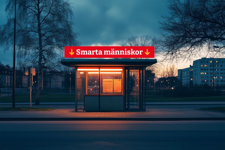 En busskur med en skylt på. På skylten står det "smarta människor" med en pil som pekar nedåt mot kuren.