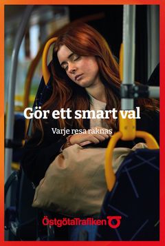 En annonsbild på en tjej som sitter på bussen och sover. Mitt på bilden står det "Gör ett smart val. Varje resa räknas". Nederst är Östgötatrafikens logga.