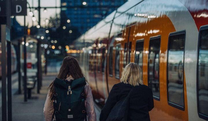 Ryggen på två tjejer på perrongen intill Östgötapendeln.