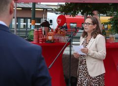 Annette Olsson talar i samband med firandet av Östgötapendeln 30 år.