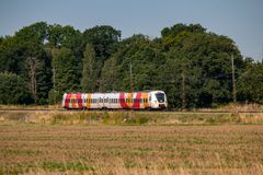 Östgötapendeln intill ett fält.