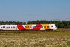 Östgötapendeln över ett fält.