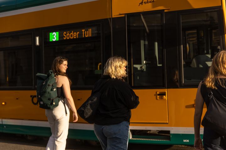 Kvinnor vid en spårvagn