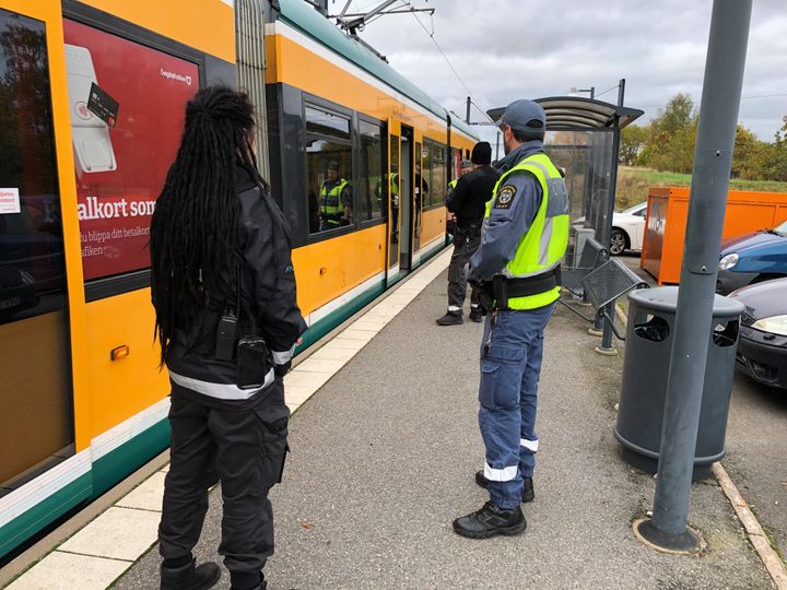 Ordningsvakter vid en spårvagn