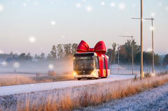 En buss med rosett i vinterlandskap