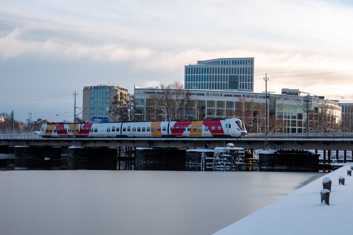 Ett pendeltåg på en bro