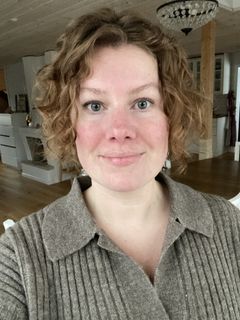 Kvinna med lockigt hår