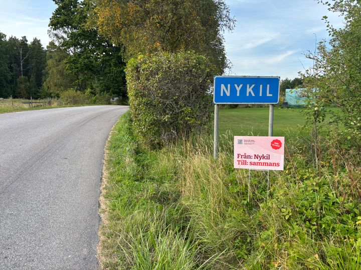 Skylt vi en väg i mycket grönska
