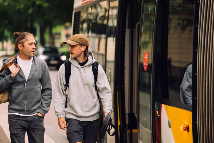 Två män utanför en buss.