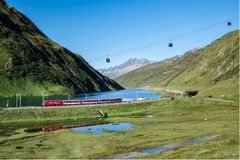 Schweiz är känt för sina många spektakulära tågresor, där tågen slingrar sig förbi enorma bergstoppar och glaciärer.