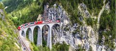 Schweiz är känt för sina många spektakulära tågresor, där tågen slingrar sig förbi enorma bergstoppar och glaciärer.