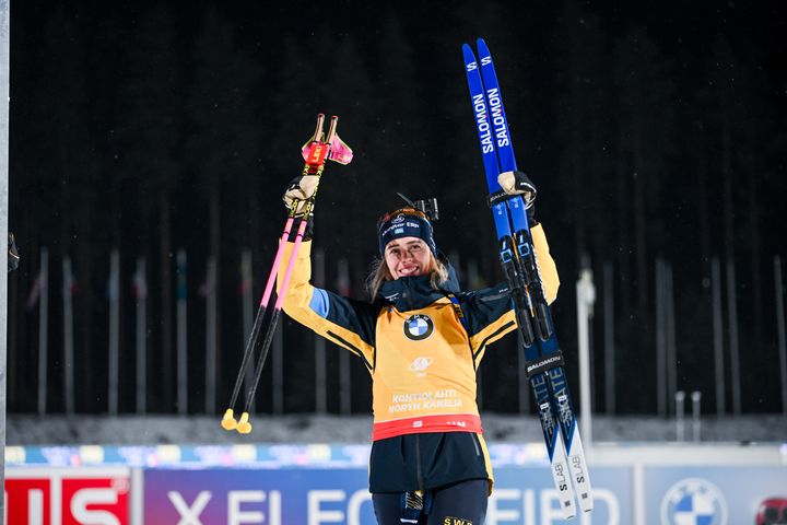 Elvira Öberg leder för första gången den totala världscupen och får tävla i den gula nummerlappen.